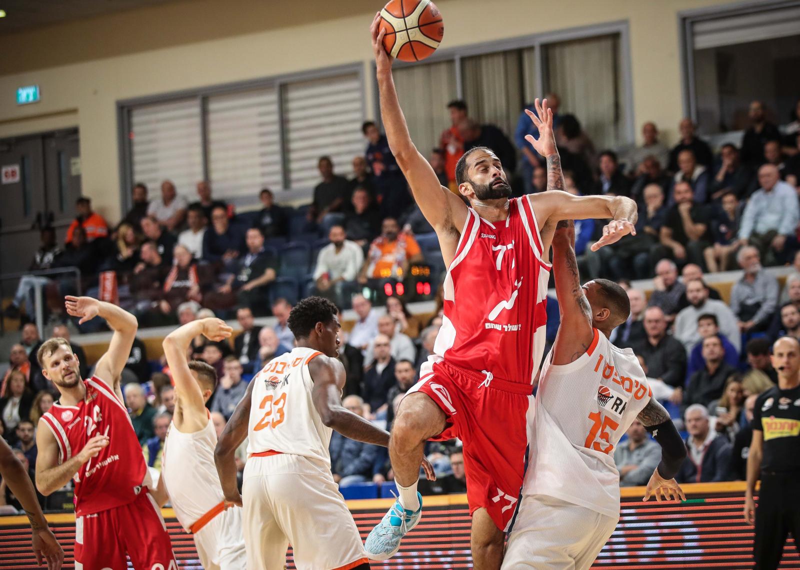 רוברט רות'בארט הכי גבוה בראשון לציון. 4 עבירות ב-6:27 דקות (צילום: עודד קרני, באדיבות מנהלת הליגה)